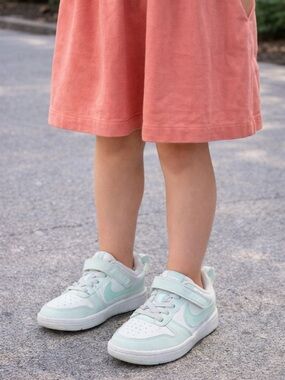 Nike Kids Mint Green and White Low-Top Sneakers with Hook-and-Loop Strap
